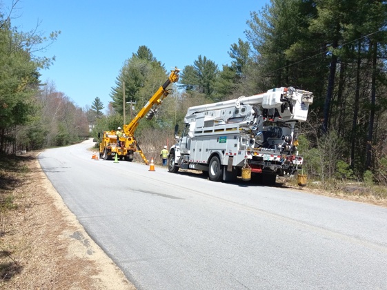 Eversource crews installing new poles-133116sm
